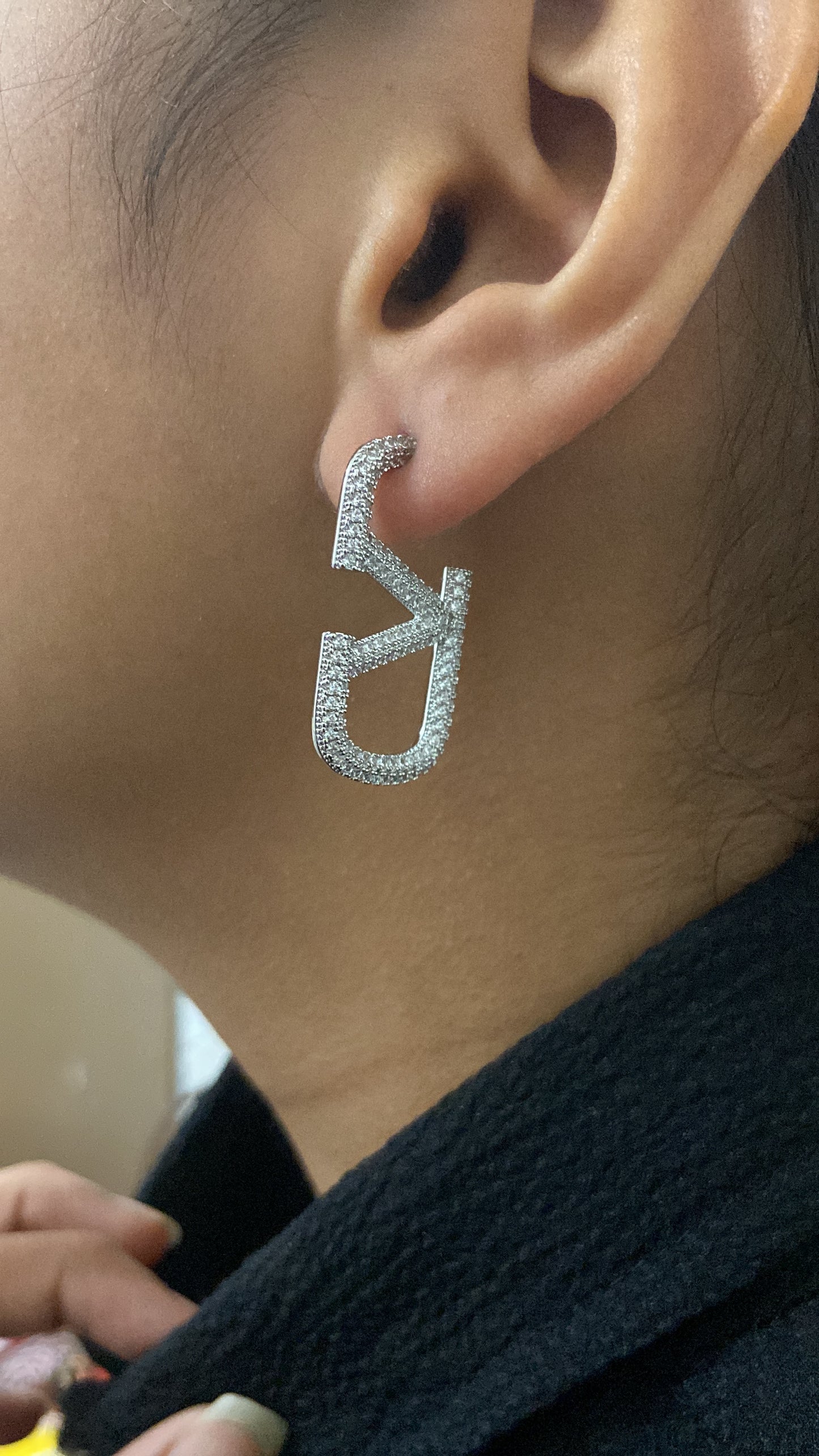 V Oro & Crystal Earring