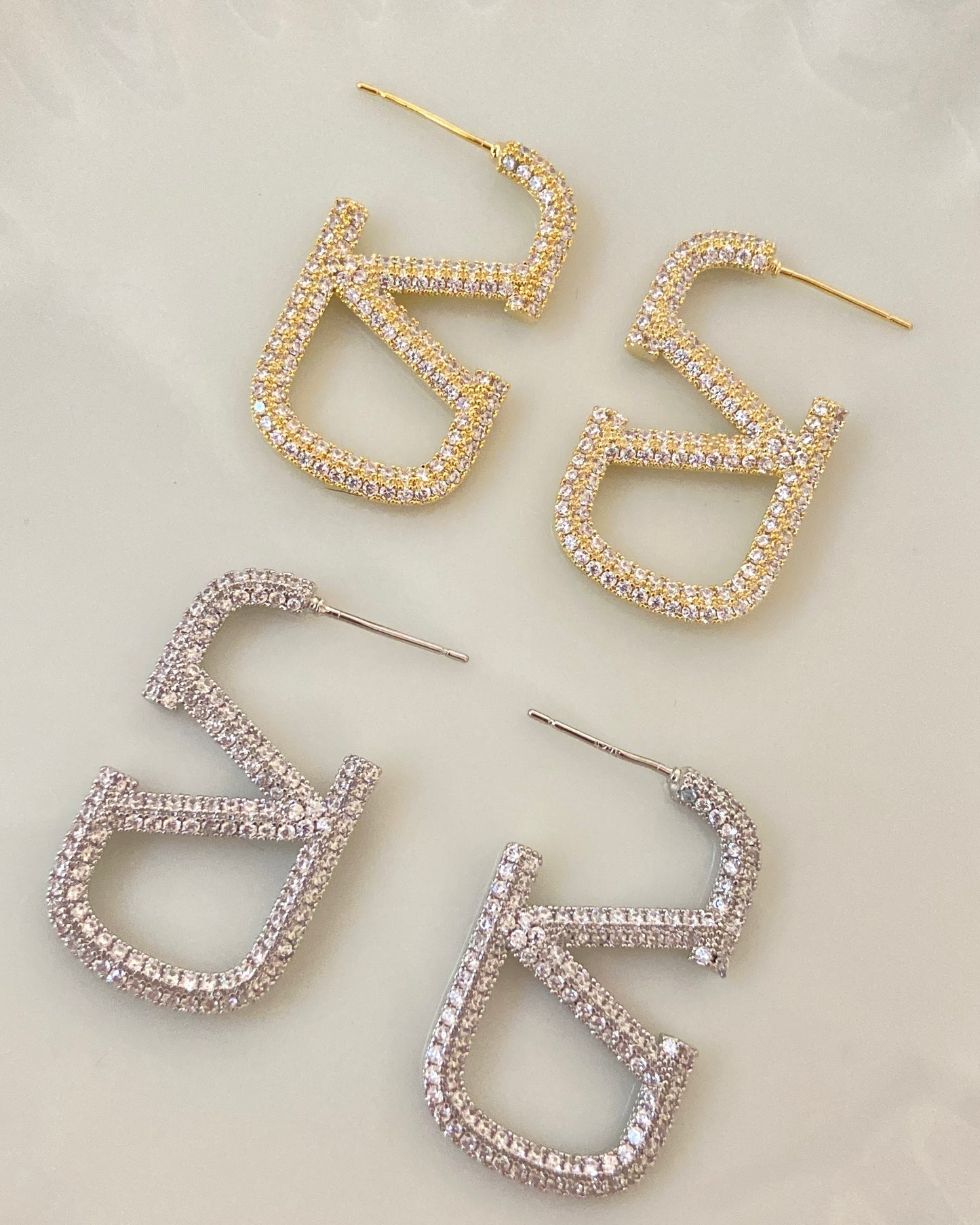 V Oro & Crystal Earring