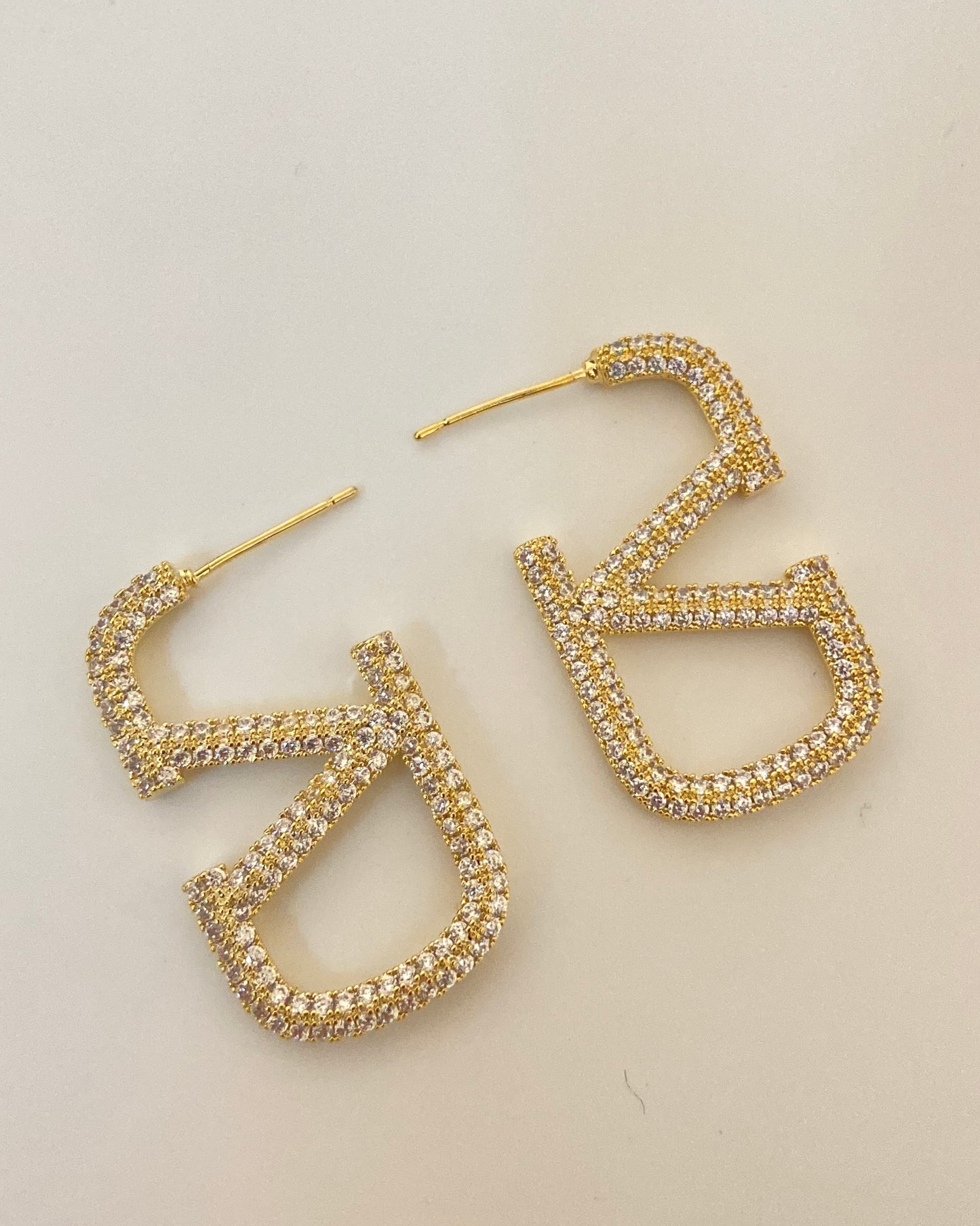 V Oro & Crystal Earring