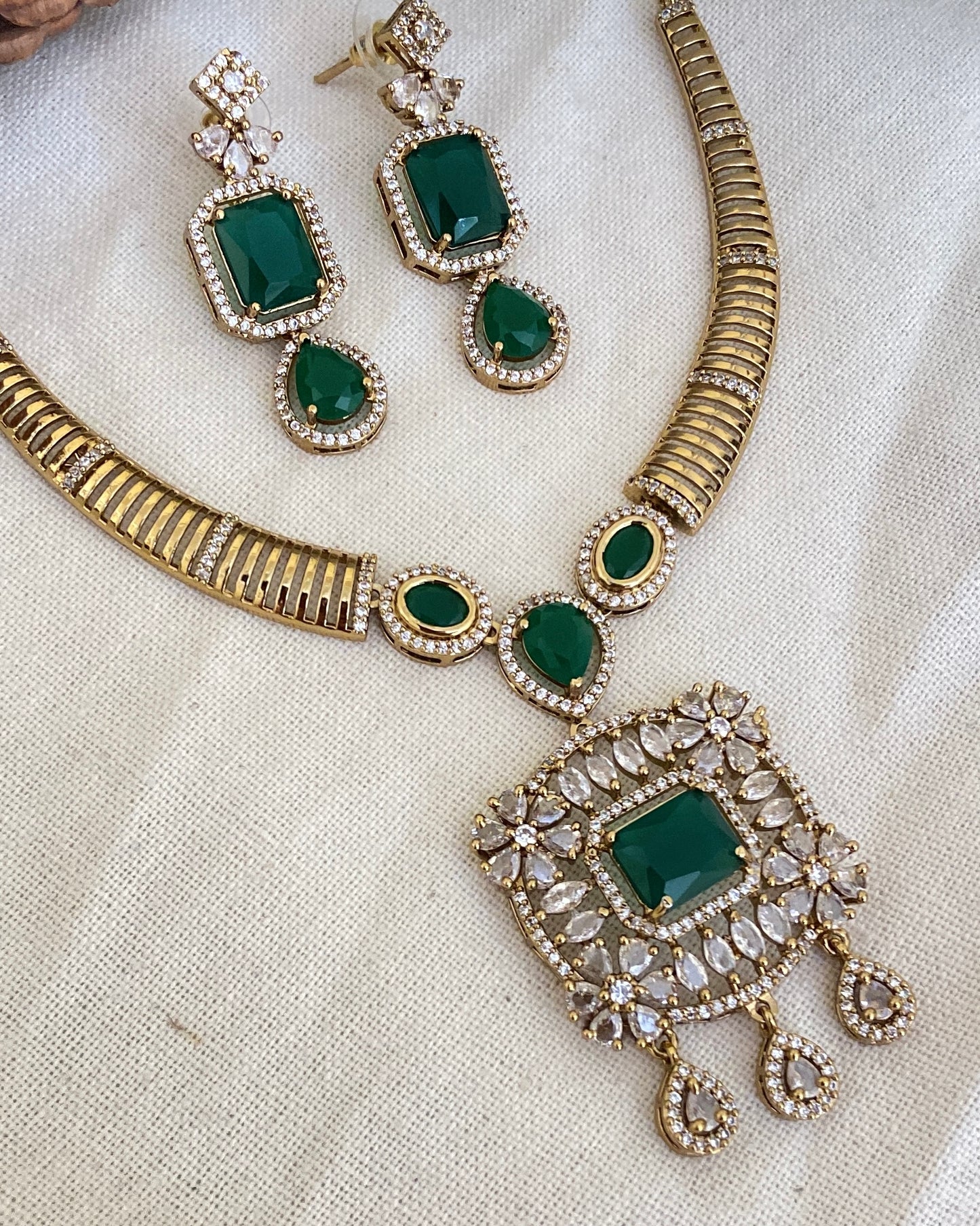 Emerald Necklace Set