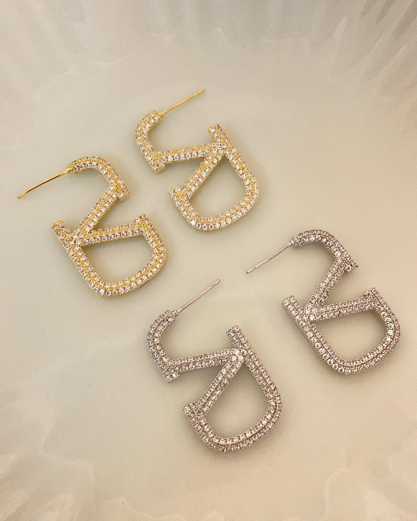 V Oro & Crystal Earring