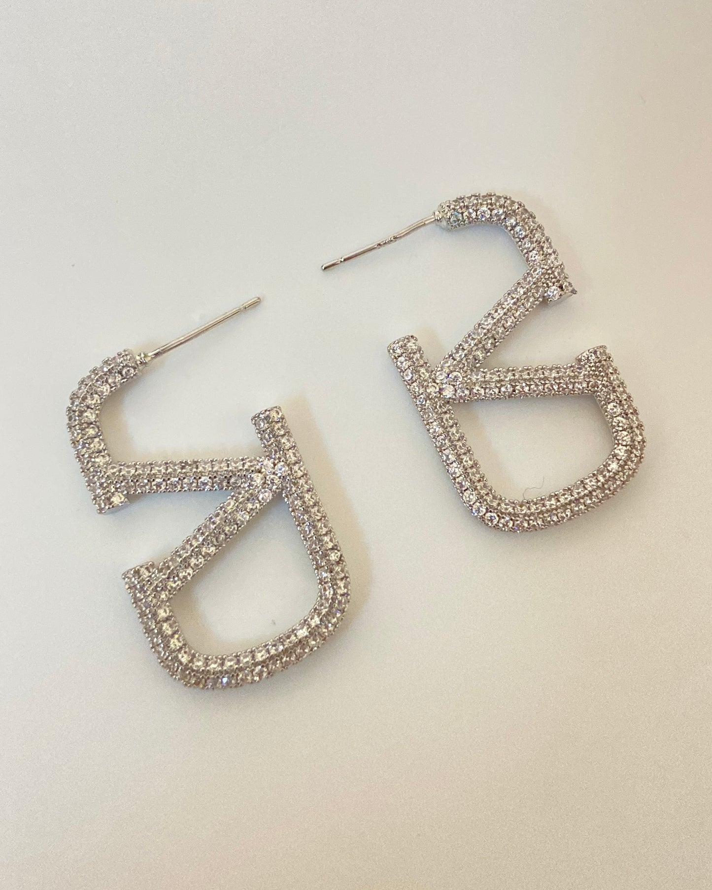 V Oro & Crystal Earring