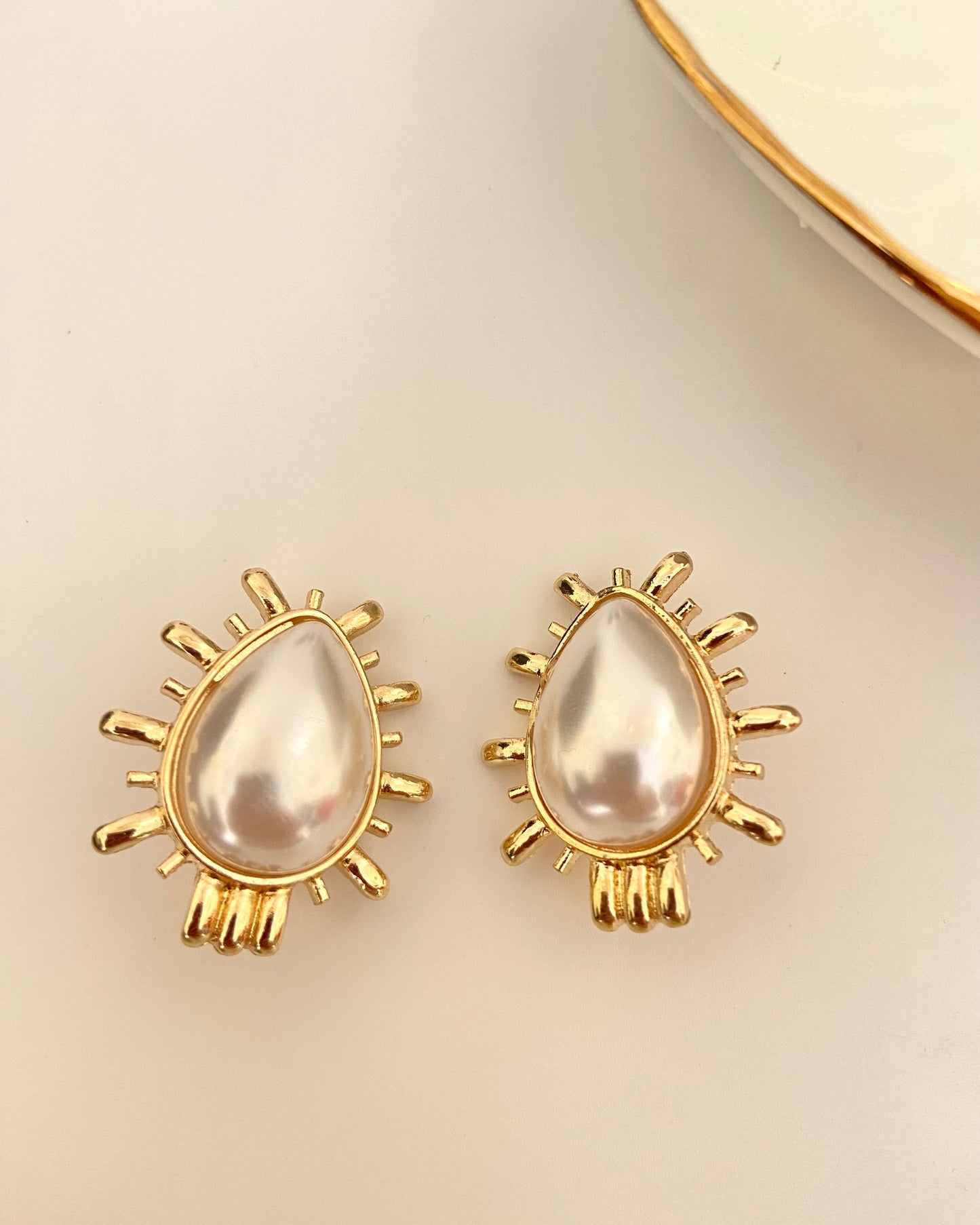 Statement Pearl Earring