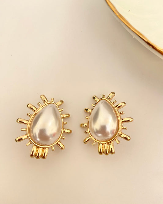 Statement Pearl Earring