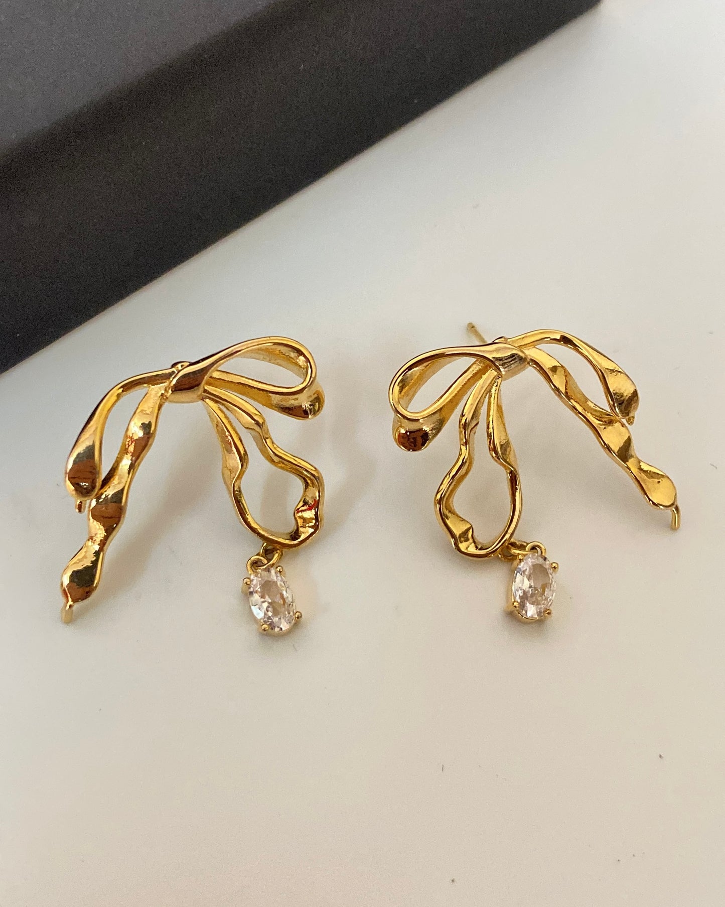 Bow stud Earring