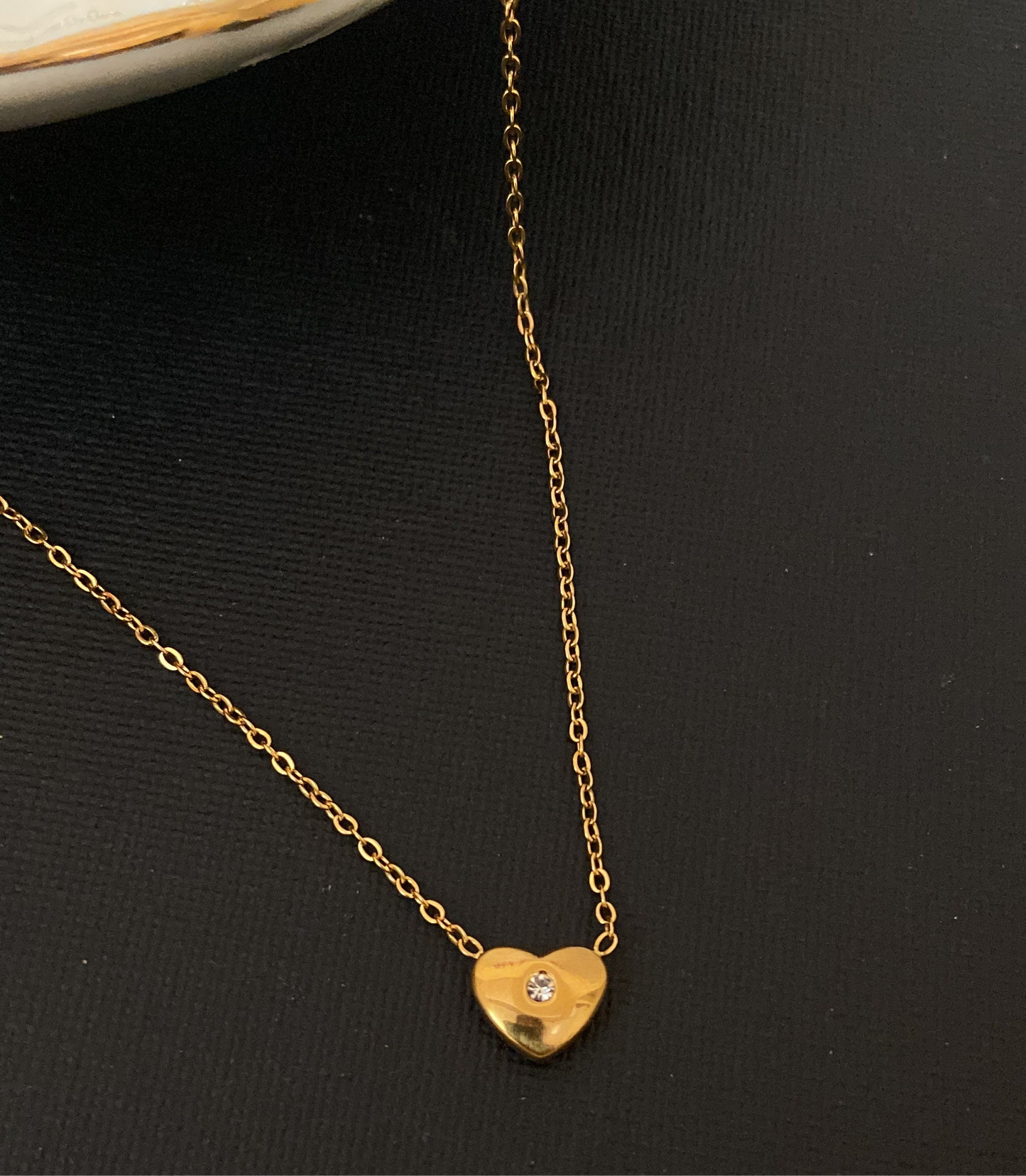 Minimal heart neckpiece