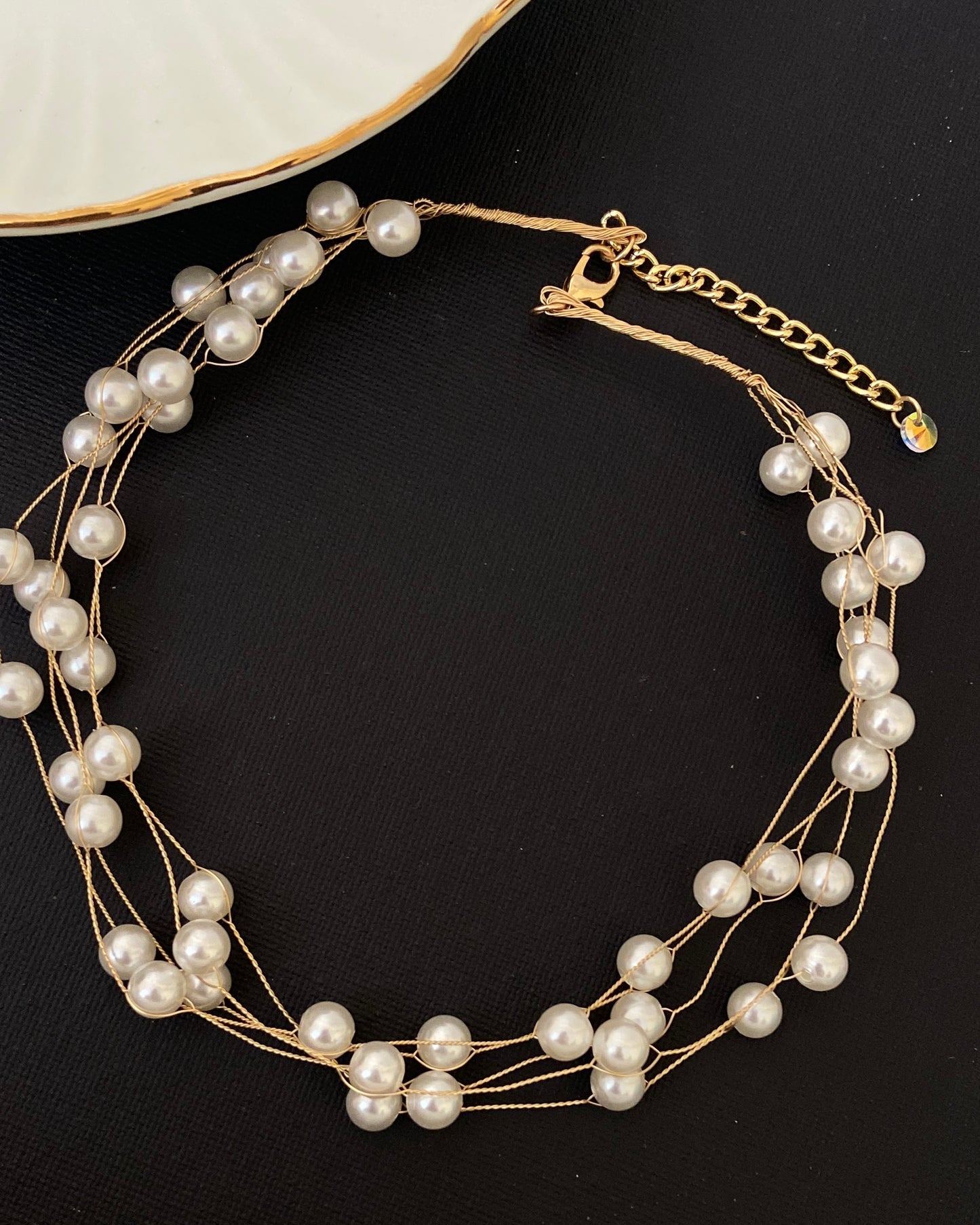 White collar pearl choker