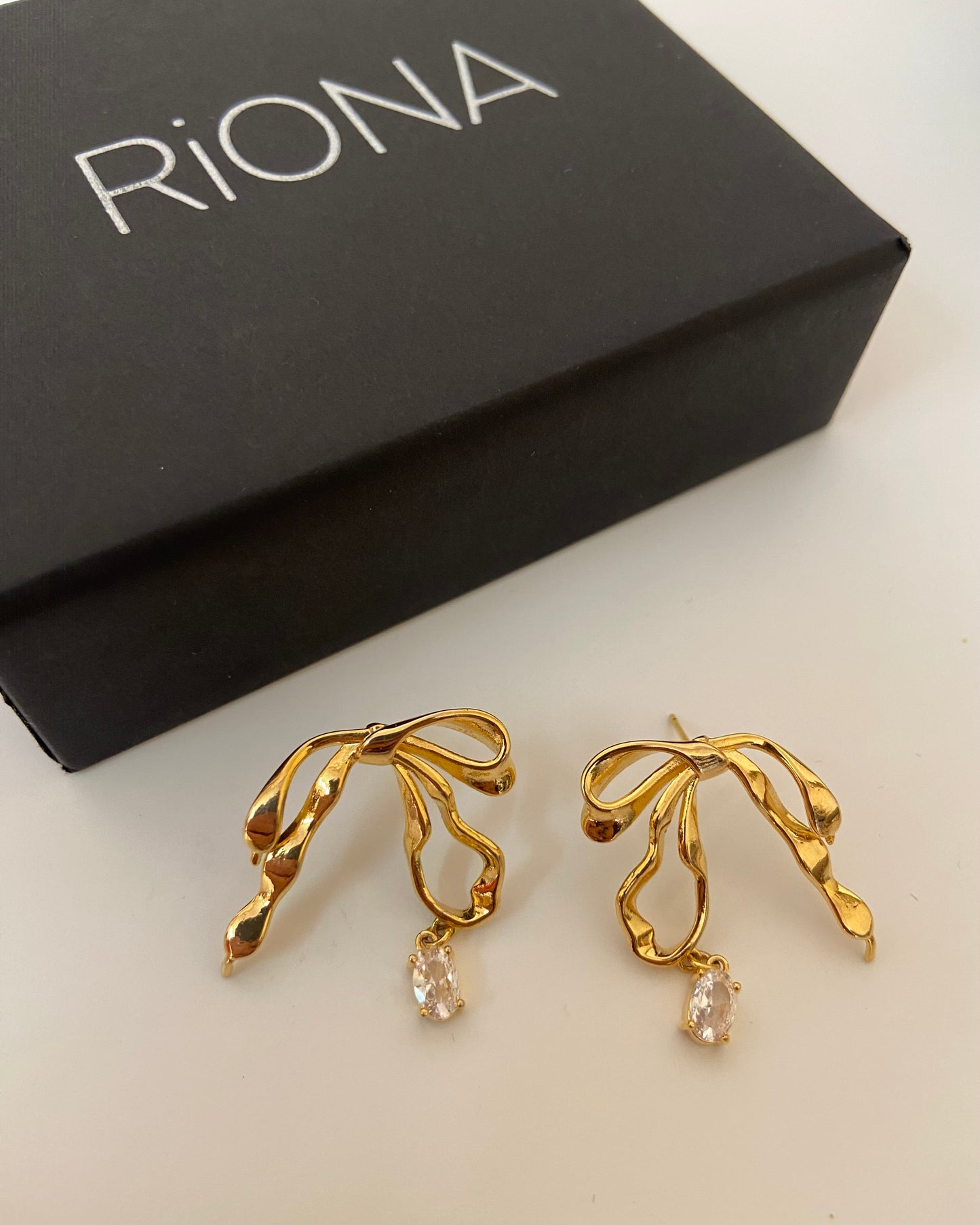 Bow stud Earring