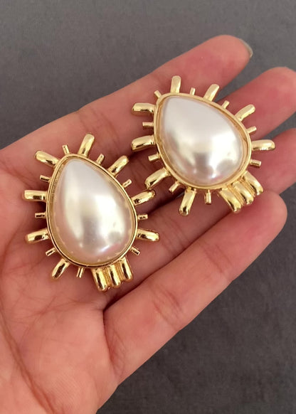 Statement Pearl Earring